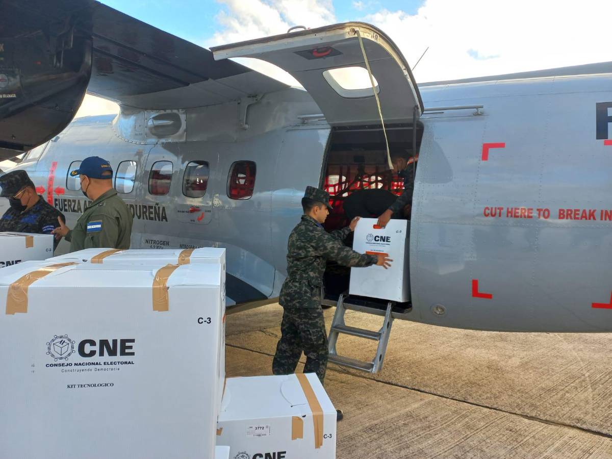 ¡En barco, avión y en burro! Así se trasladaron las maletas electorales a los lugares más recónditos de Honduras