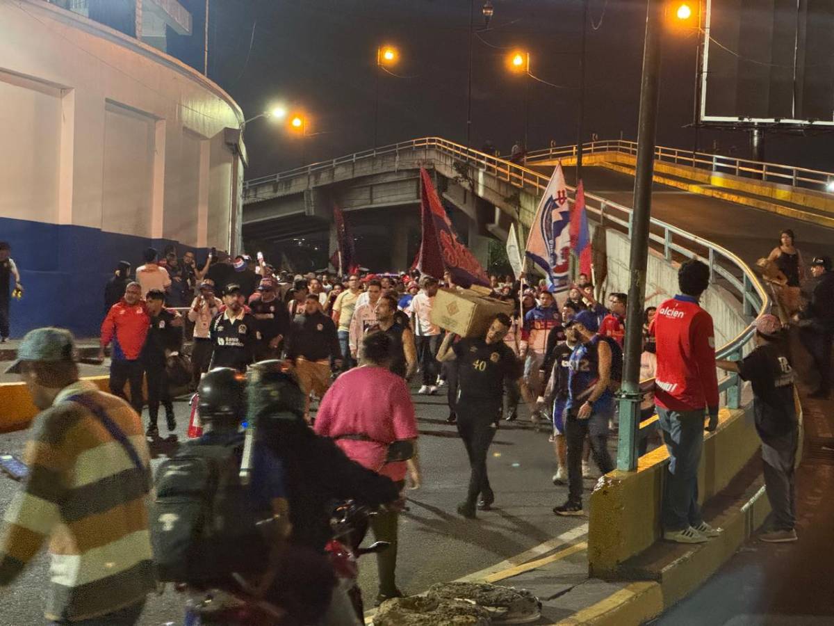 Regalo de la Ultra Fiel a los aficionados y largas filas: así se vive el Olimpia-Cartaginés