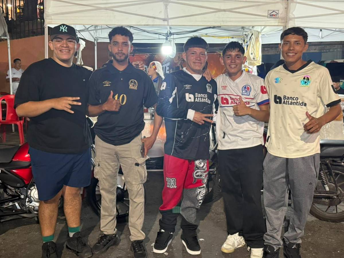 Regalo de la Ultra Fiel a los aficionados y largas filas: así se vive el Olimpia-Cartaginés
