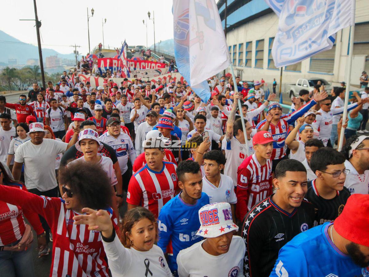 La sensacional caminata de la Ultra Fiel al estadio Nacional Chelato Uclés. FOTO: Andro Rodríguez.