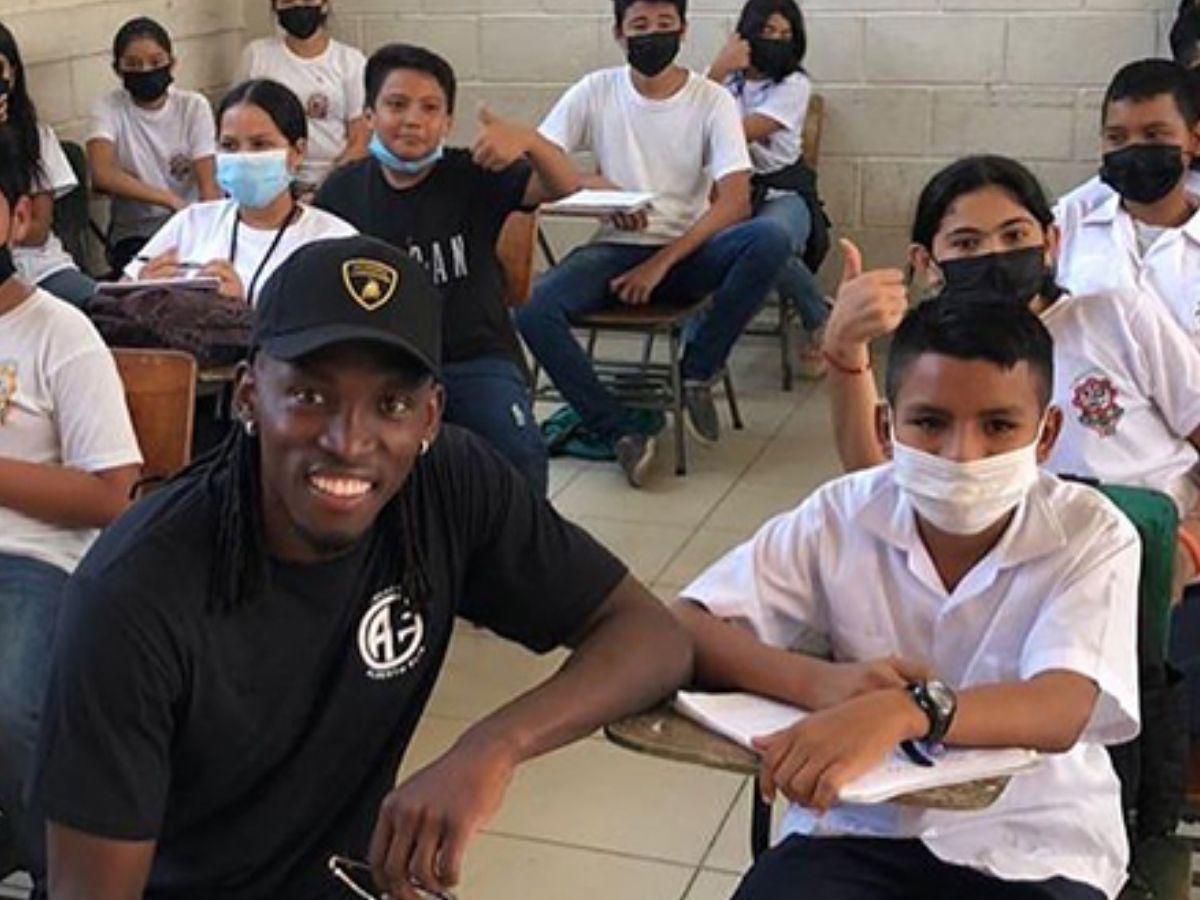 Alberth Elis sorprende a los niños de su pueblo y se une a Shin Fujiyama para reconstruir un kínder