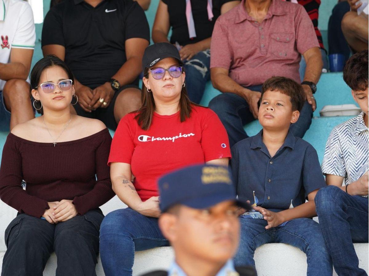 Bella chica causa furor en el Choloma vs Independiente, los famosos de la finalísima y la zarca que robó miradas