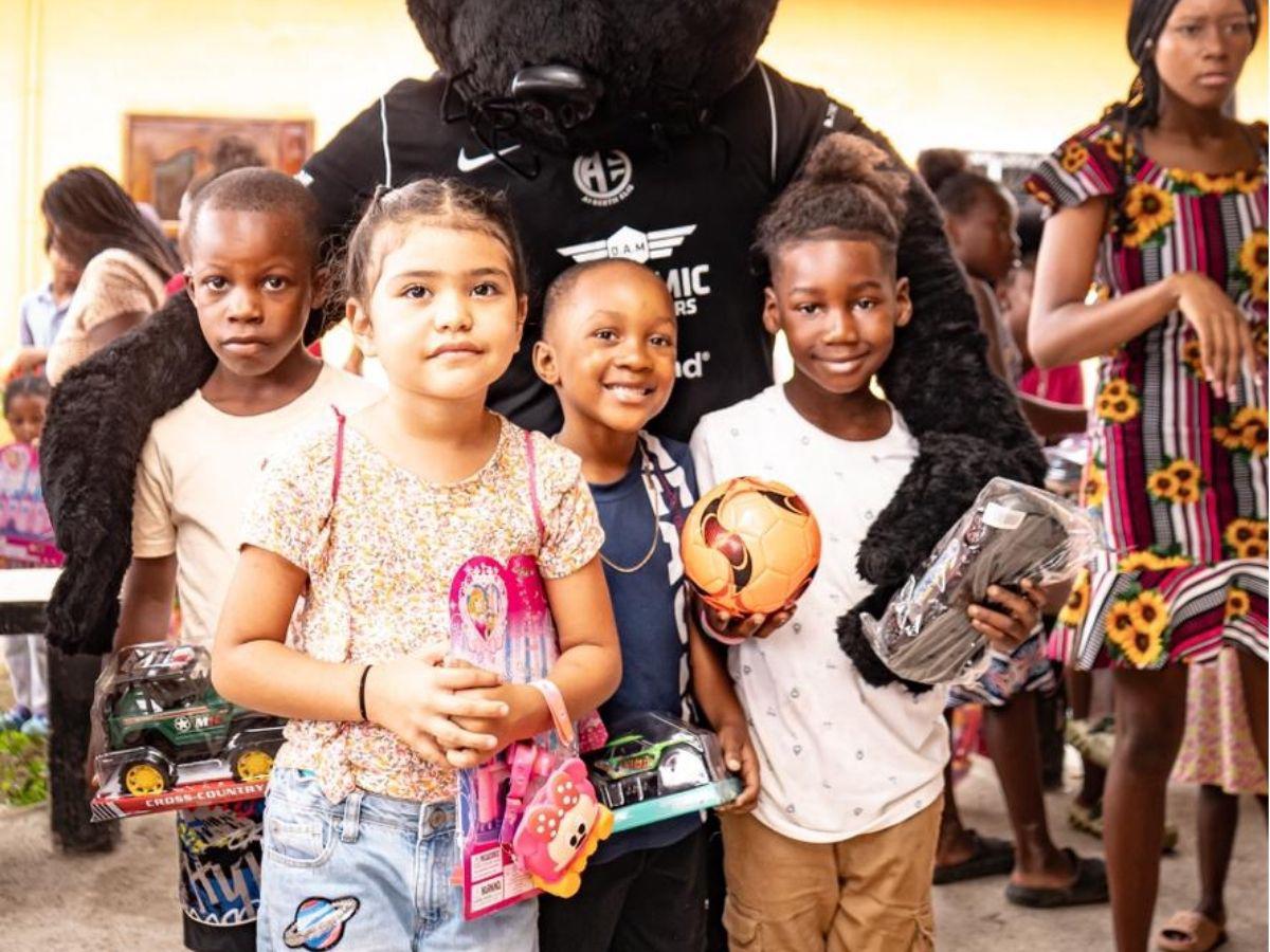 ¡Para ponerse de pie! Alberth Elis sorprende a los niños de San Juan Pueblo en plena navidad