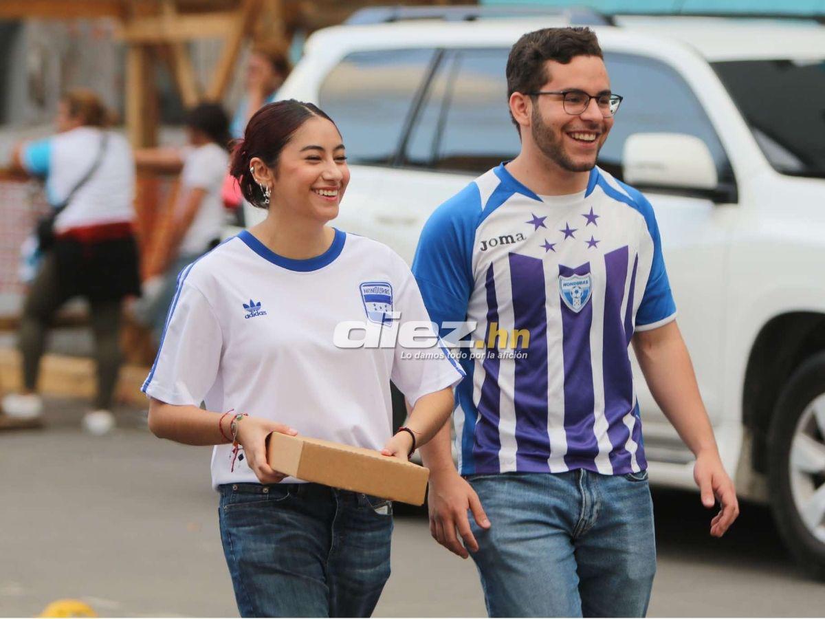 ¡Derroche de bellezas en el Nacional! Las lindas chicas que engalanaron la previa del Honduras vs Trinidad y Tobago