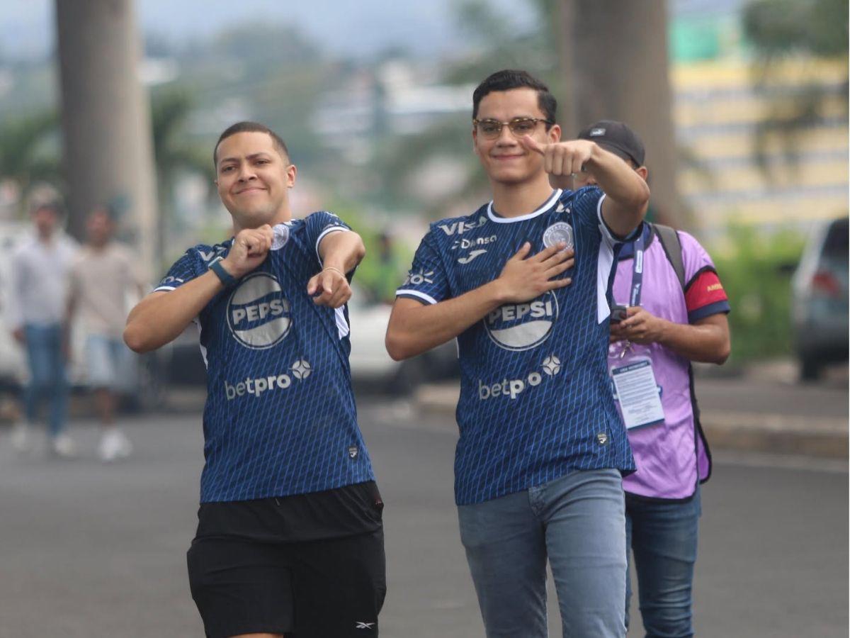 ¿Quién era la chica de verde? Derroche de bellezas en la previa del Olimpia-Motagua, ¡Bengtson fue sorprendido!