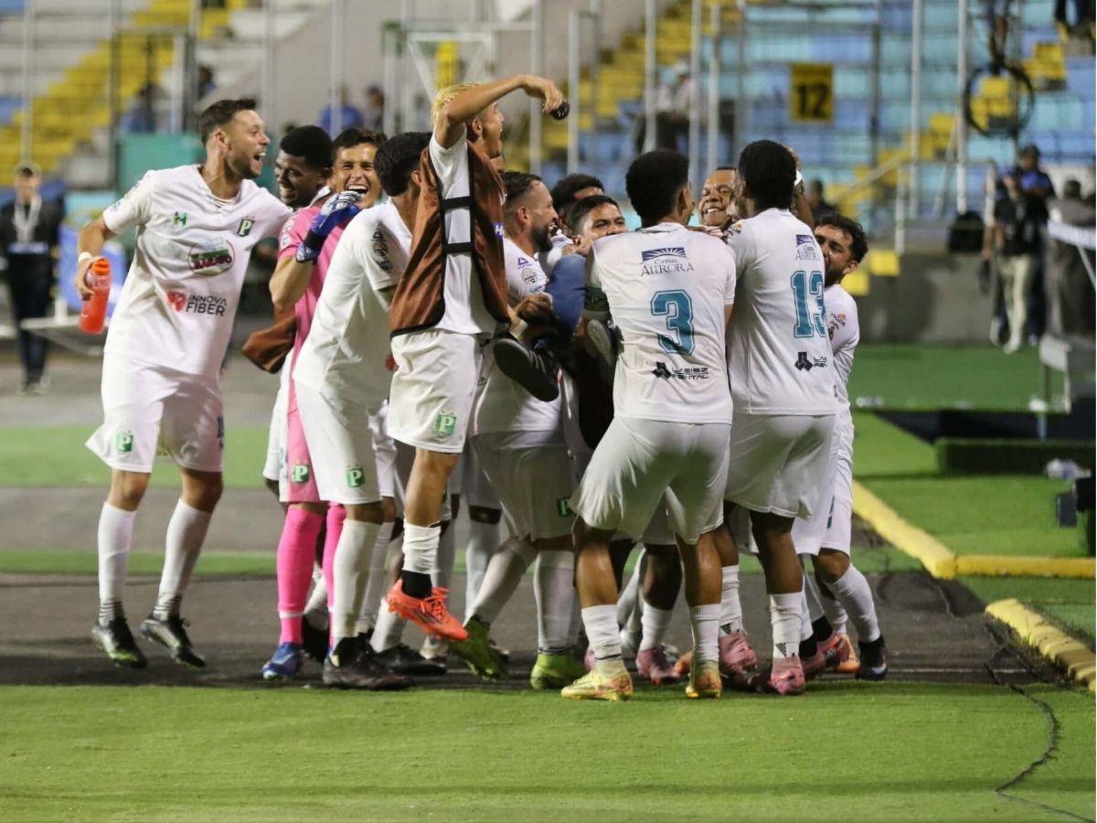 ¡Bochornoso! Las fotos de la tristeza del Motagua tras vergonzosa vapuleada ante Platense y Auzmendi volvió a Honduras