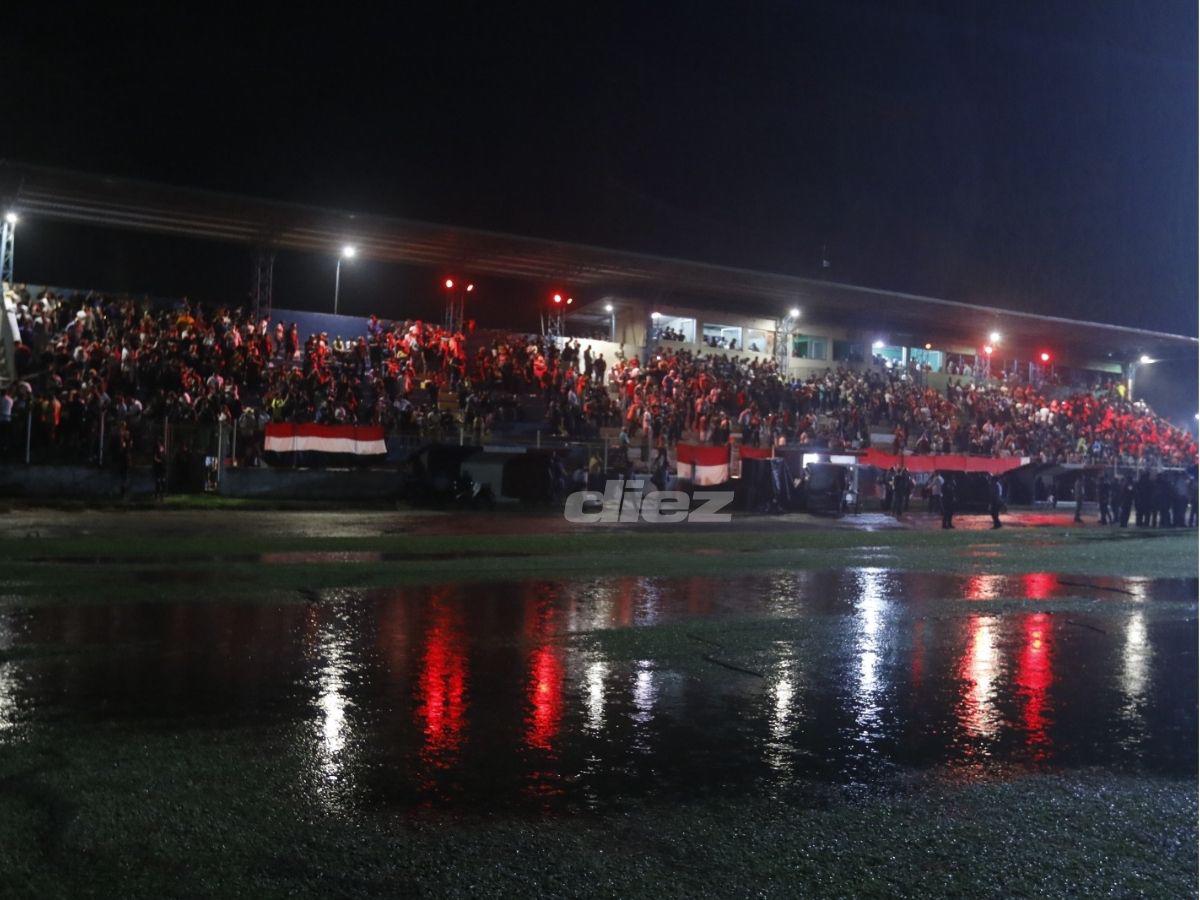 La lluvia azotó la finalísima en Siguatepeque: los locos del Independiente bajo el agua y la cancha parecía río