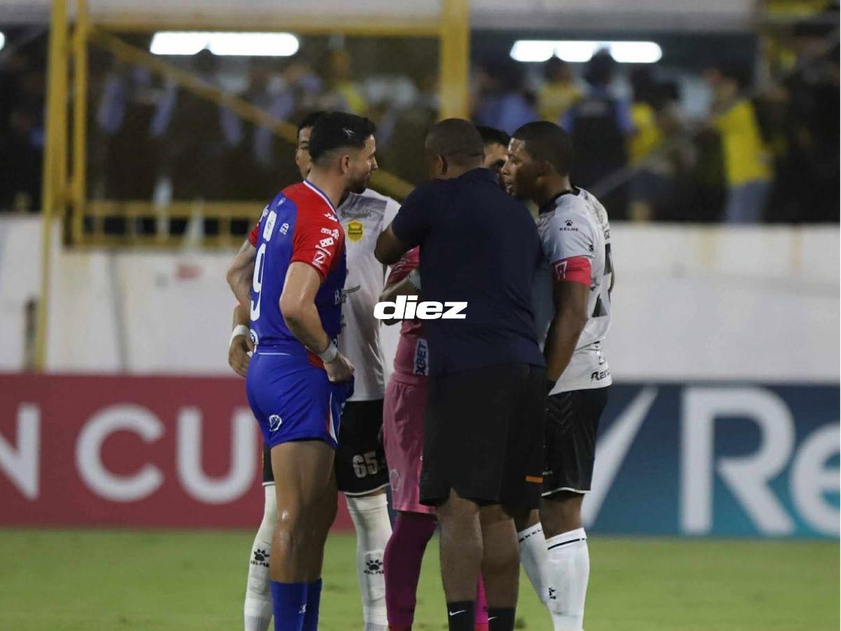 Amargura en Real España, el impresionante tifo, curioso beso que nadie vio y la locura de los hinchas del Xelajú