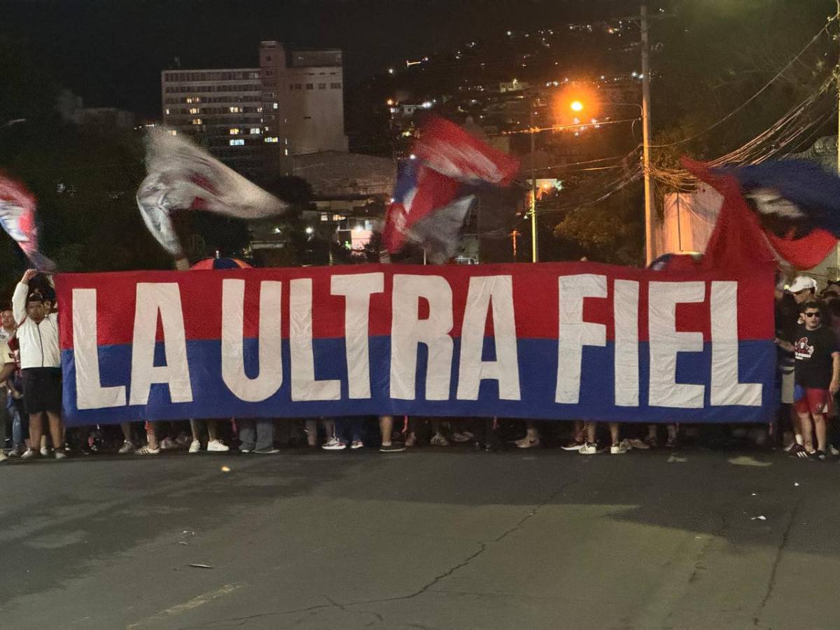 Ambientazo: el show de la Ultra Fiel y lindas chicas en la previa del Olimpia vs. Firpo