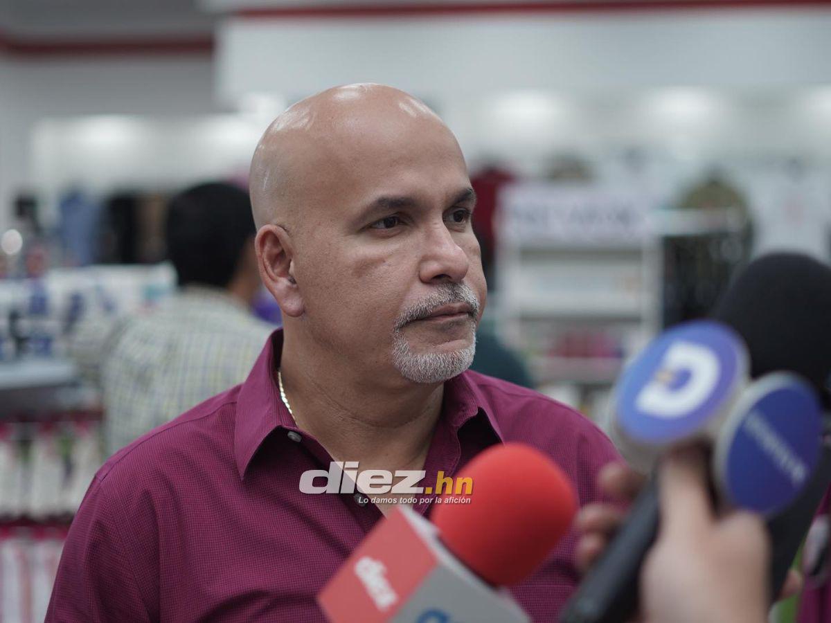 Orinson Amaya atendió a los medios de prensa en firma de autógrafos realizado este viernes en San Pedro Sula. FOTO: Mauricio Ayala.