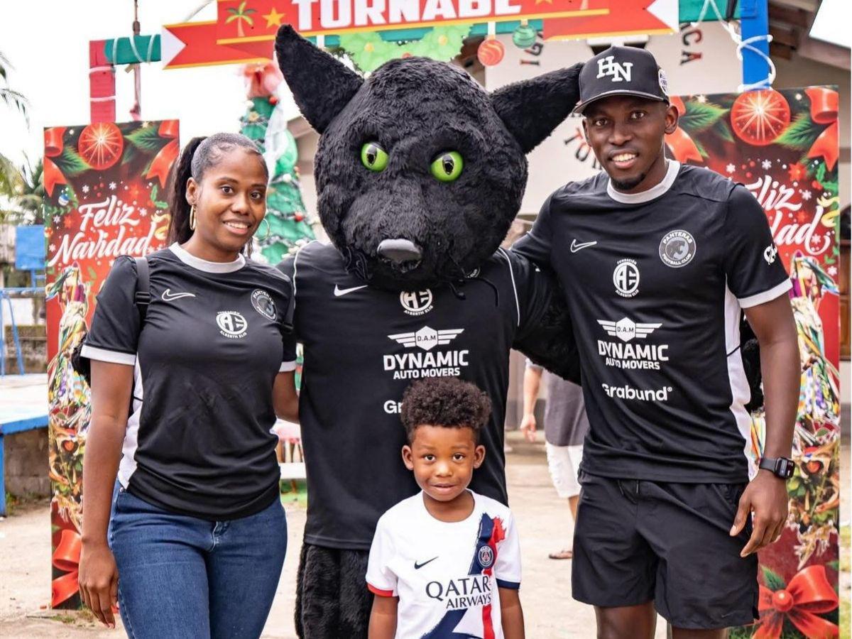 ¡Para ponerse de pie! Alberth Elis sorprende a los niños de San Juan Pueblo en plena navidad