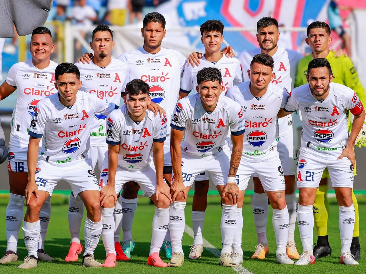 Alianza de El Salvador, luego del fracaso liguero, anuncia a excapitán de River Plate como su nuevo técnico