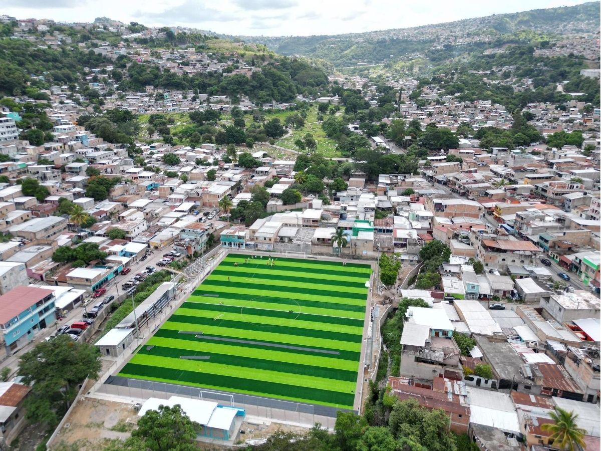 En fotos: Condepor supervisa avances de la construcción de moderna cancha sintética en popular colonia de Tegucigalpa