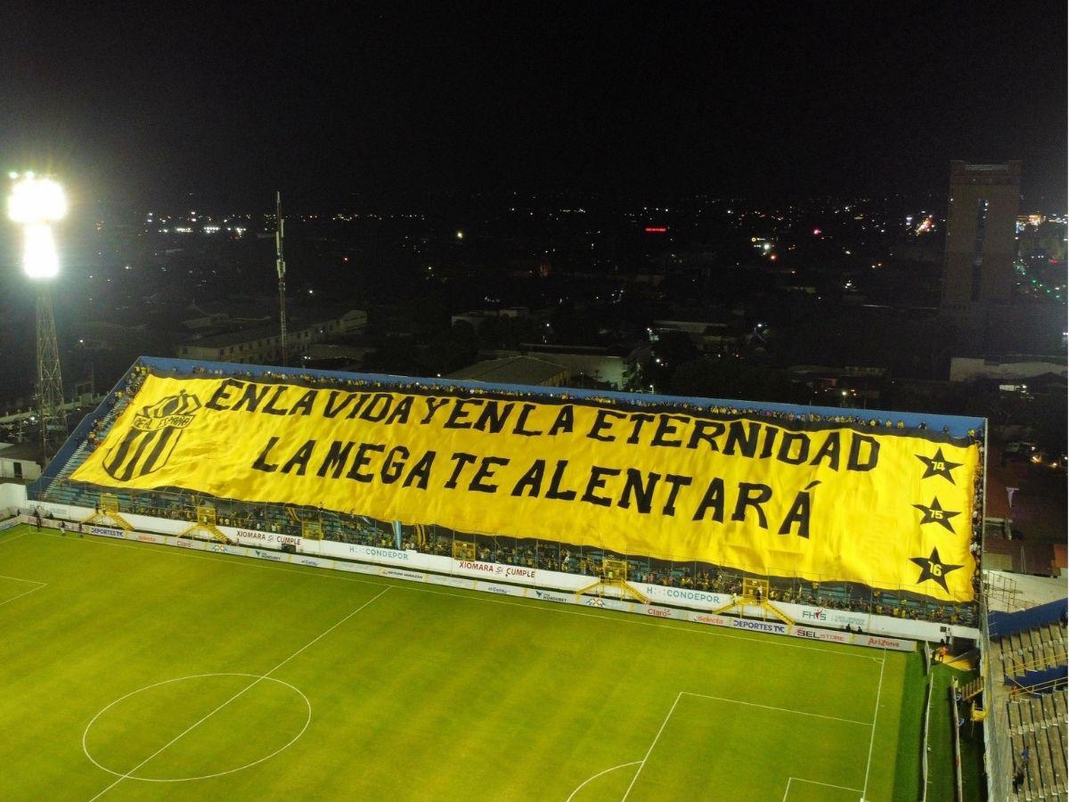 Afición del Real España sorprende con gigantesca manta, Blackburn silenció el Morazán y las bellas chicas