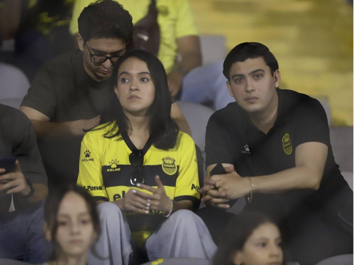 El hincha que casi provoca una tragedia, pancarta pidiendo perdón, preciosa de palco y el karaoke antes de recibir a LAFC