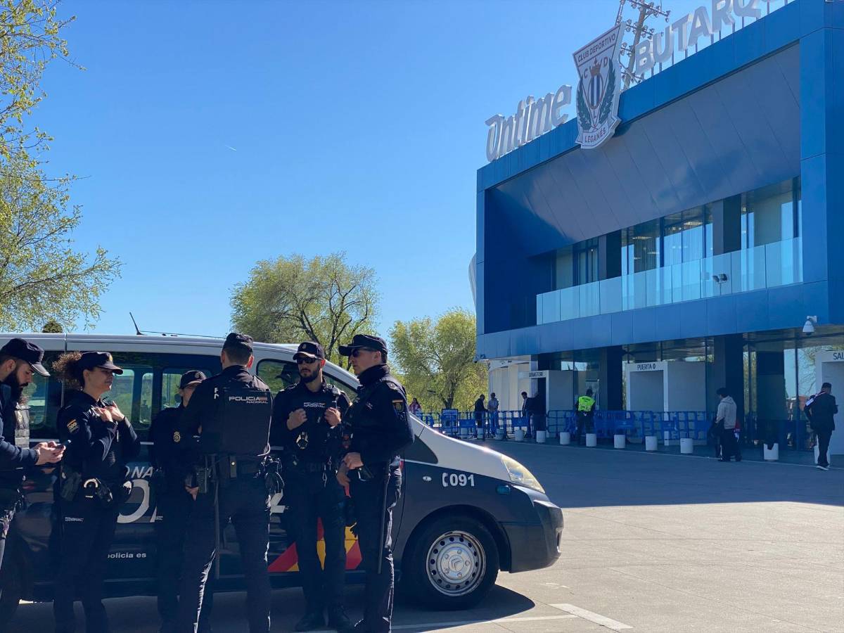 Con bellas palillonas y chucky presente: así se vivió la previa del amistoso entre Honduras y Perú en España