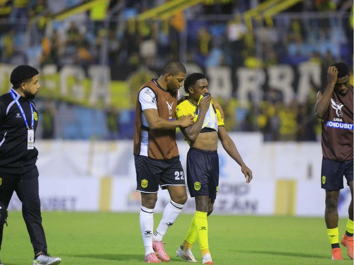 Bronca de aficionados con jugador de Real España afuera del Estadio Morazán y futbolistas aurinegros rompen en llanto