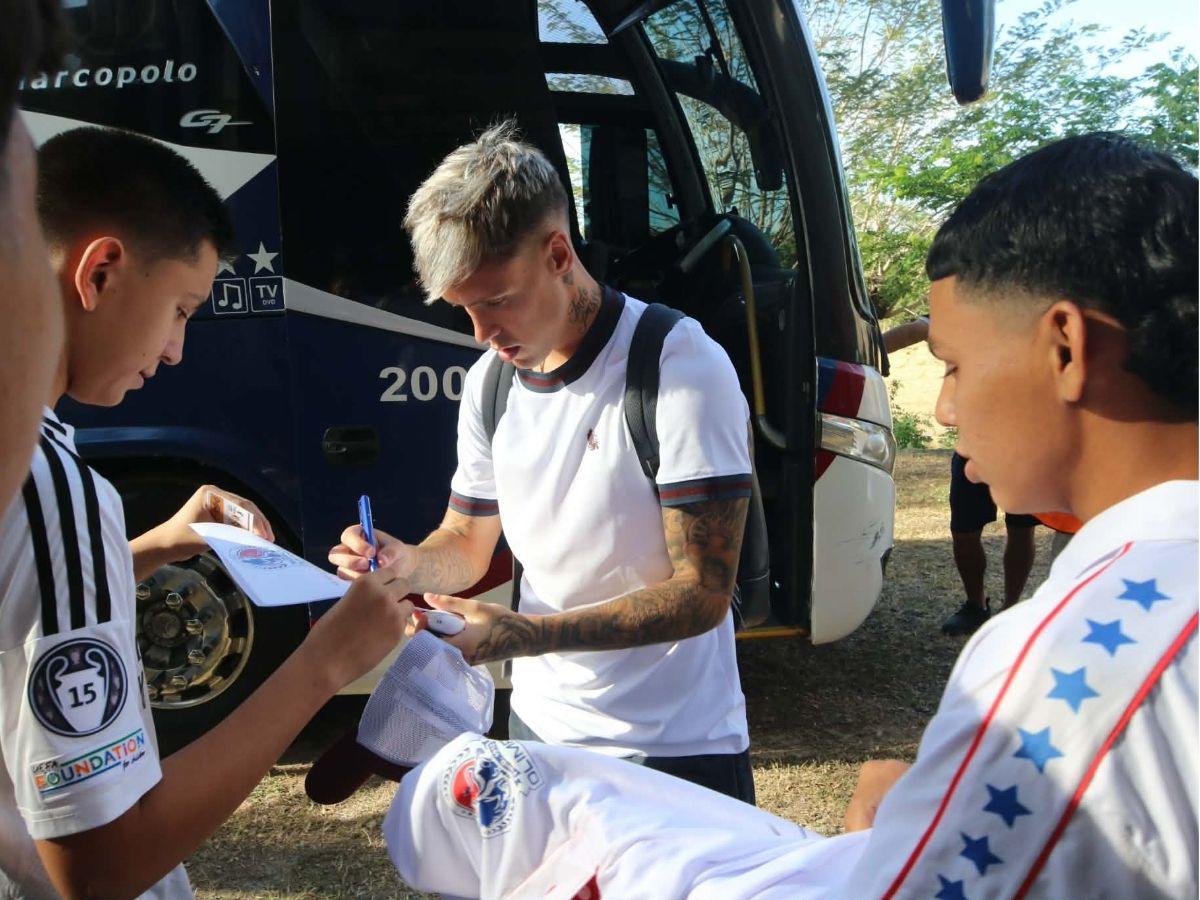 ¿Quién es el chele que debutó con Olimpia? Notición en el león antes de visitar al América y las dos nenas de azul que enamoraron