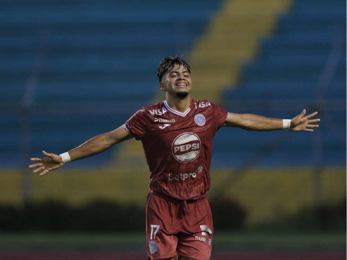 Tiktoker roba suspiros, rabieta de Raúl Cáceres y DT del Motagua se robó el show en sol centro en el Estadio Olímpico