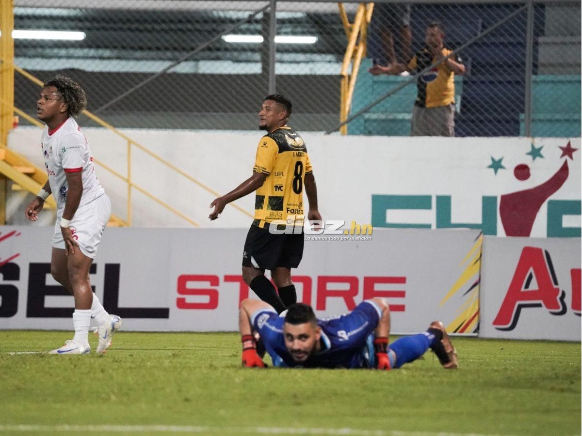 Barra de Real España sacó espectacular manta, chica bella robó suspiros y agarrón de Héctor Vargas con “La Máquina”