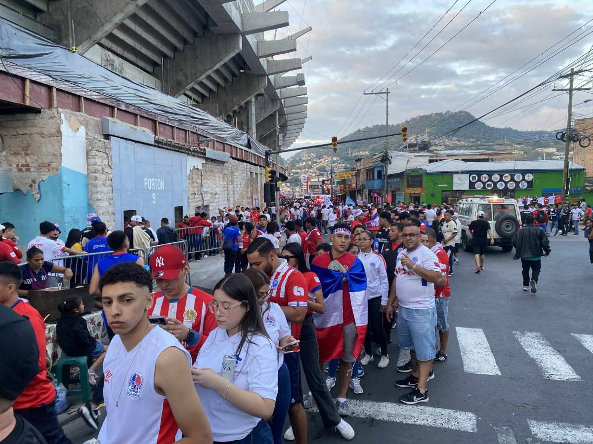 Aficionada se lleva las miradas, lindas fanáticas y la camisa que todos valoran en el Olimpia vs Alajuelense