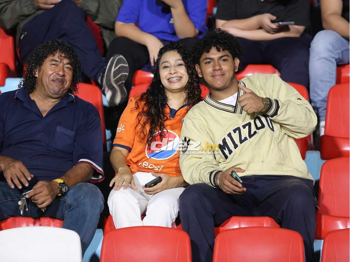 Chica de bolso rosado cautiva, las lindas hinchas del Motagua en el Nacional y novia de Auzmendi se hizo presente