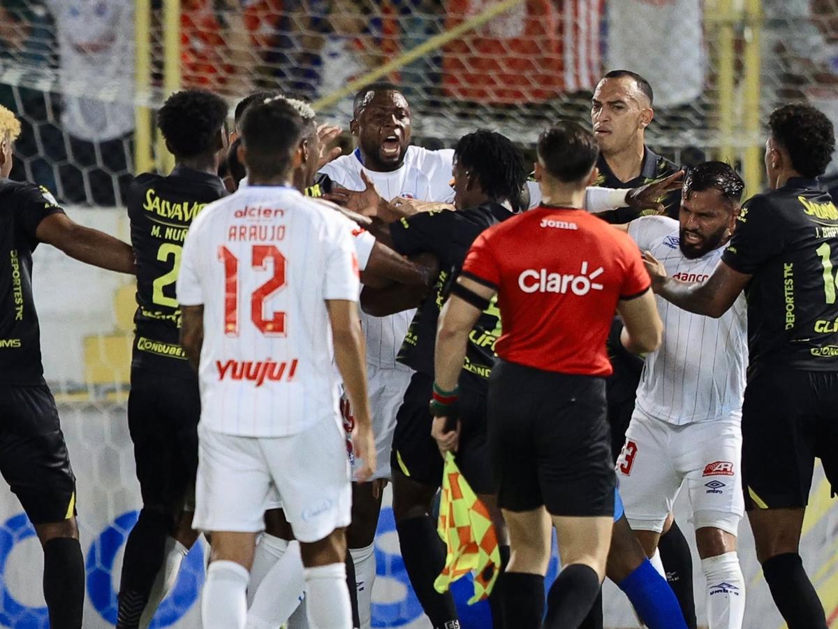 Real España venció a un pobre y deslucido Olimpia y la máquina de Jeaustin Campos se sube al liderato del torneo