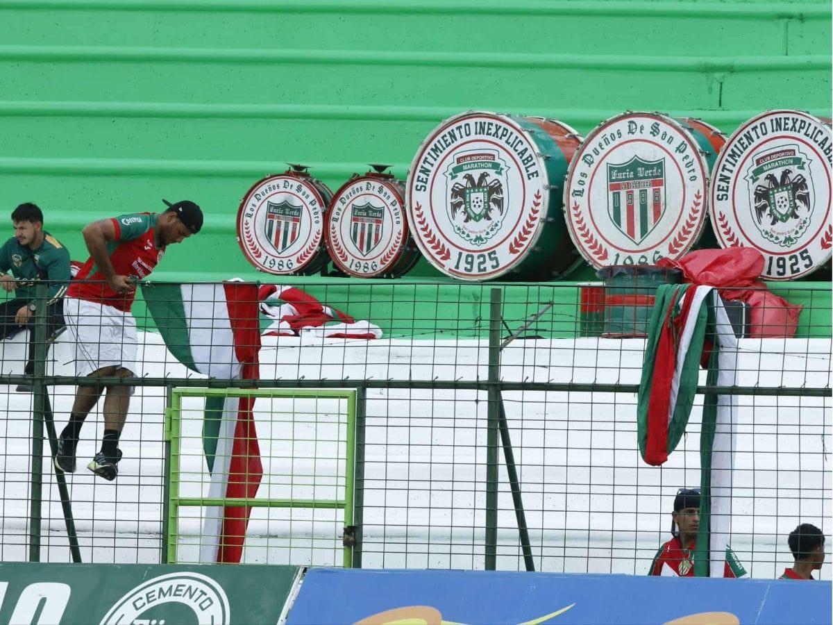 ¿Quién era la guapa de lentes verdes? Marathón pule el Yankel en su centenario y el ambientazo en el clásico de las Emes