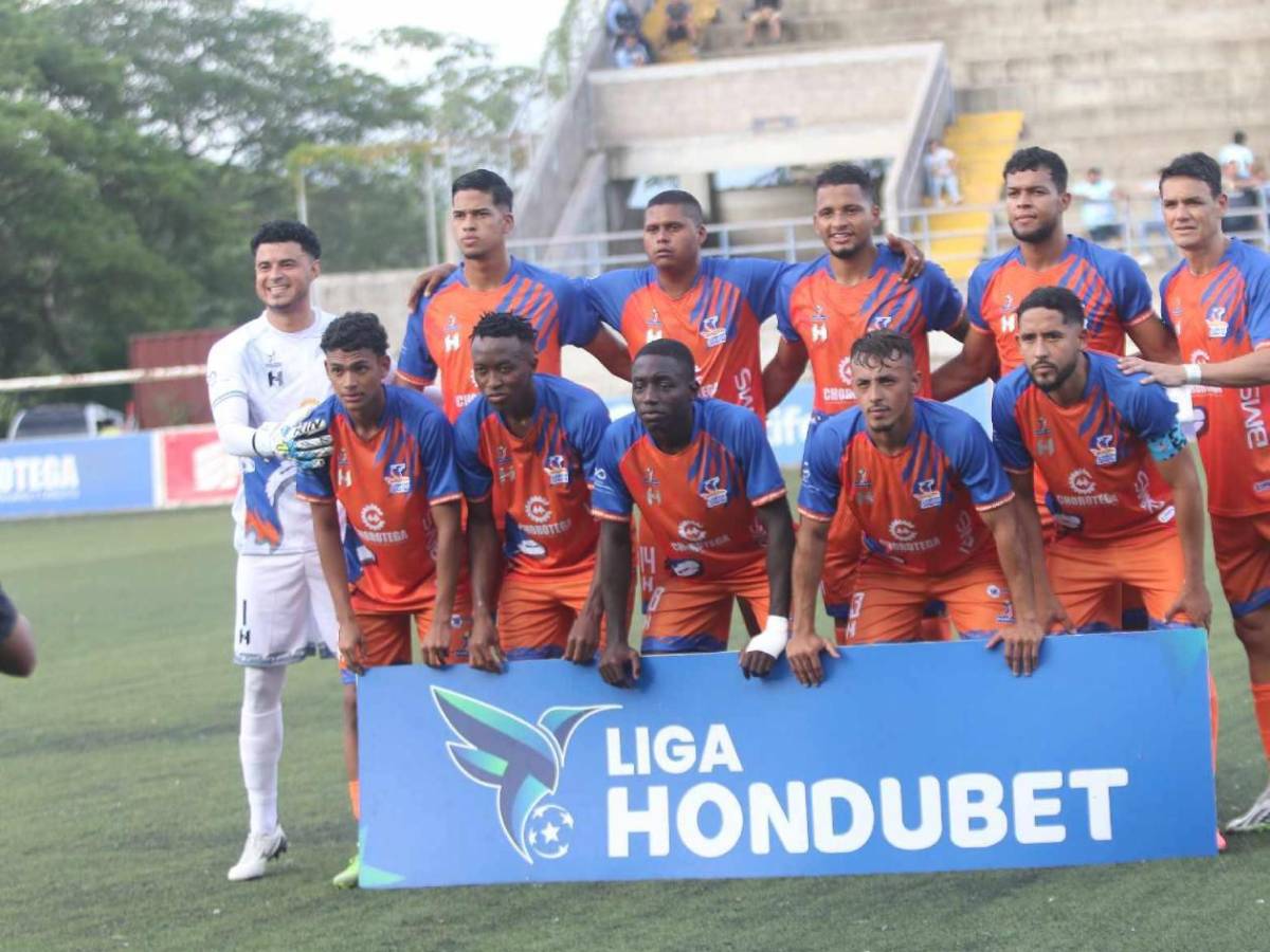 Mujer policía causa furor, promesa de Olimpia sorprende y Benguché responde insulto en el estadio Rubén Deras