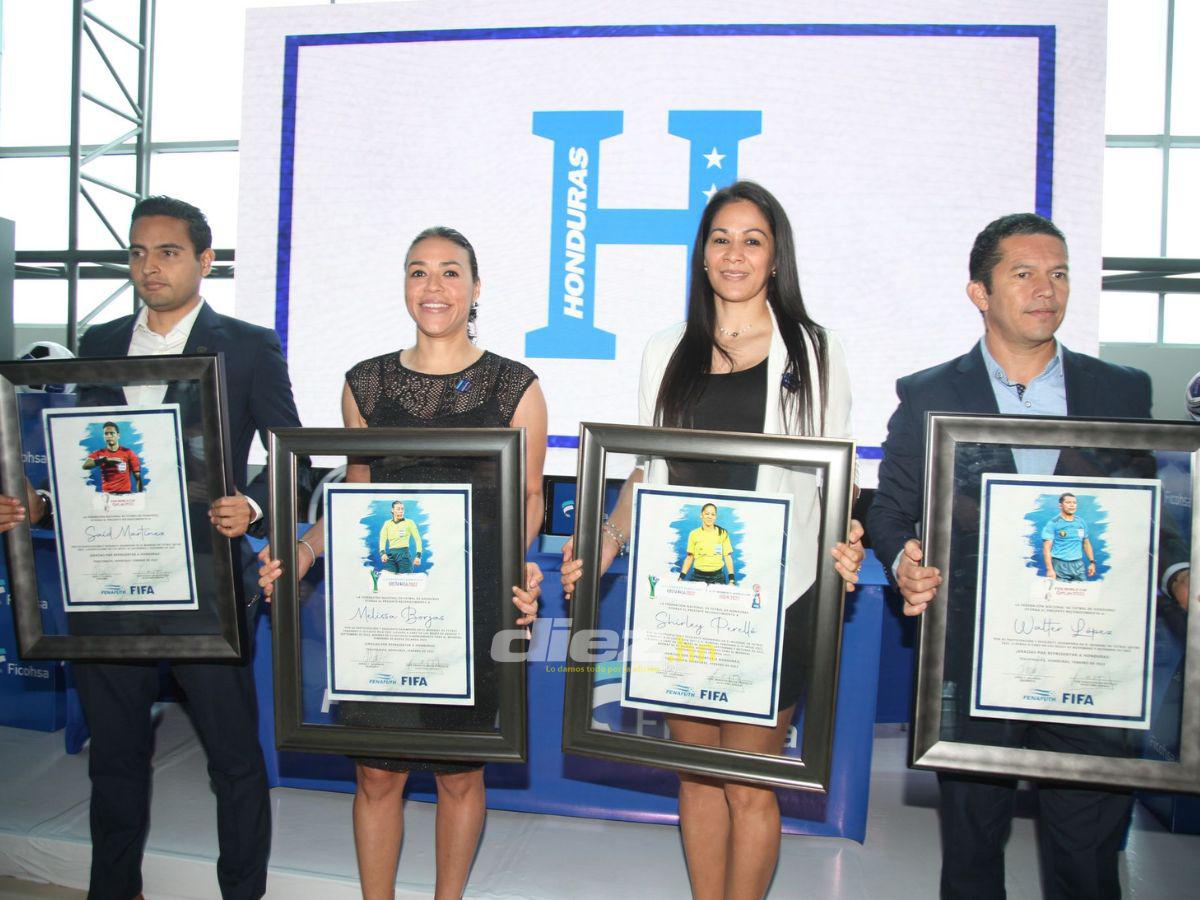 Árbitros hondureños reciben reconocimiento por la Fenafuth tras su participación en los mundiales masculino y femenino
