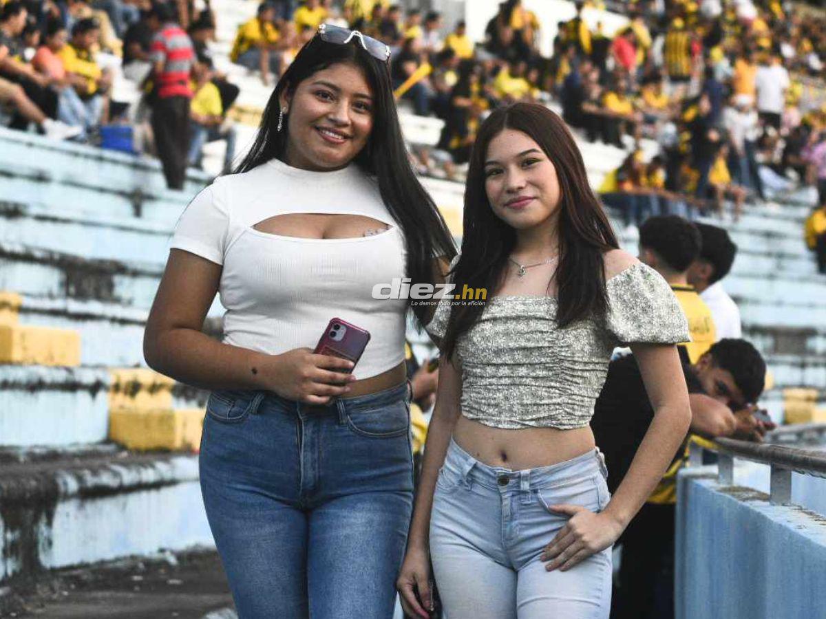 Las chicas bellas cautivaron en la localidad de sol centro del estadio Olímpico de SPS. FOTOS: Neptalí Romero | Héctor Edú.