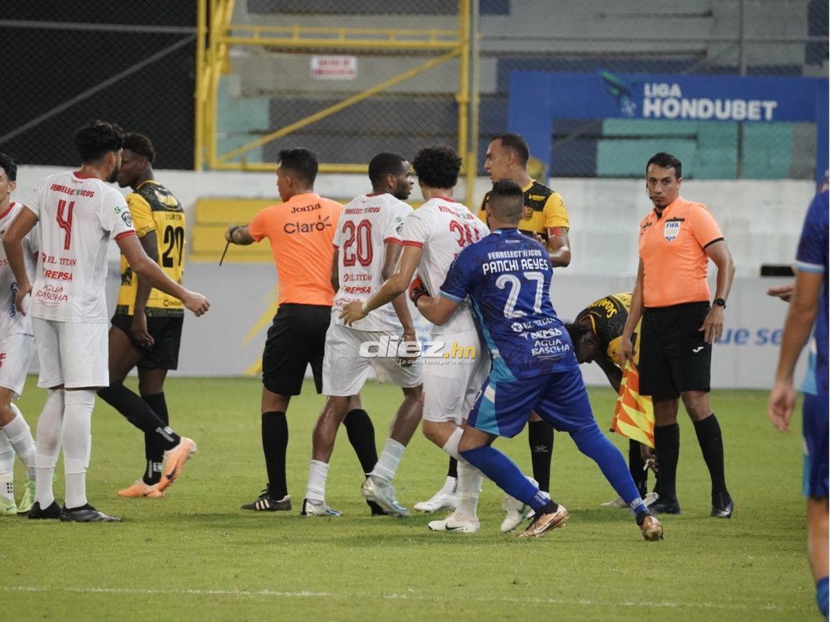 Barra de Real España sacó espectacular manta, chica bella robó suspiros y agarrón de Héctor Vargas con “La Máquina”