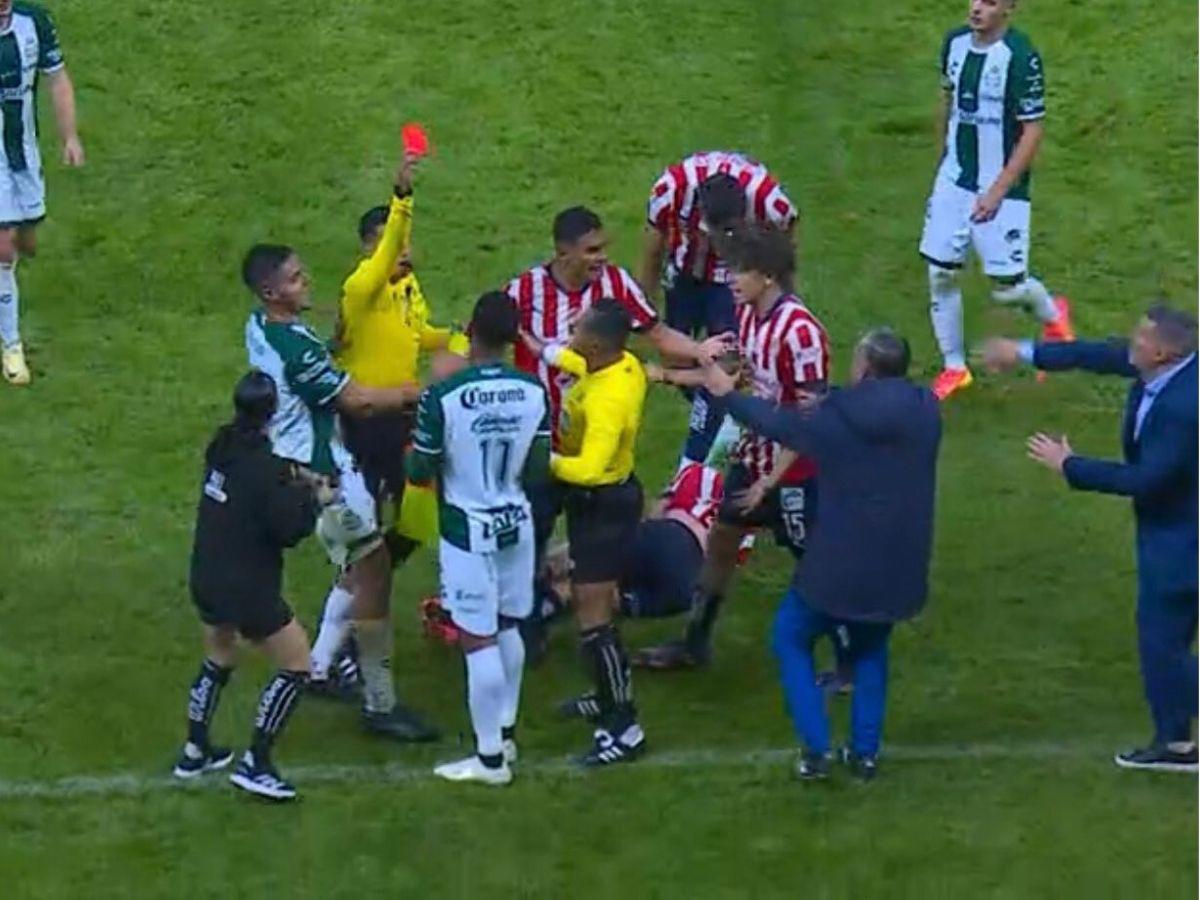 Prensa mexicana arremete contra el “Choco” Lozano tras infantil expulsión en el Santos vs Chivas: “Increíble”