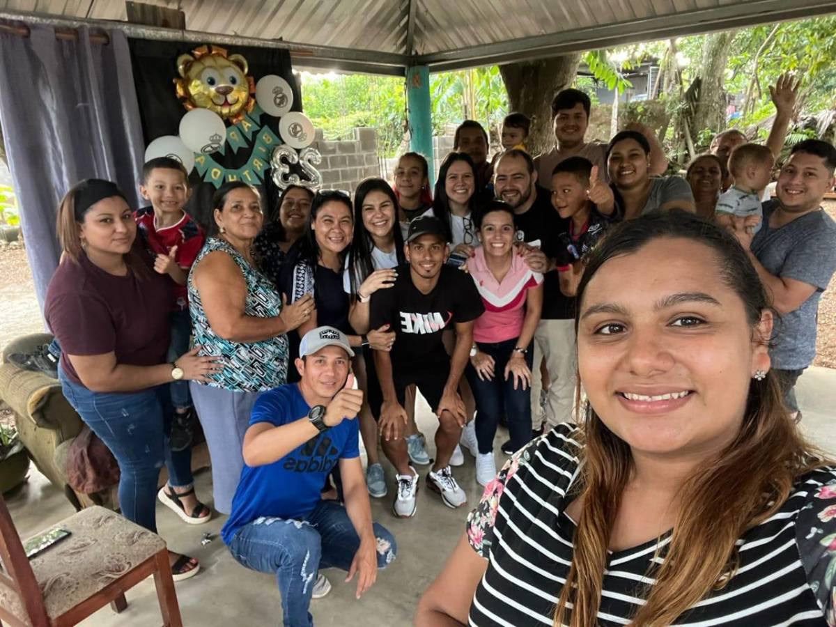 ¡De DIEZ! Entre piñatas y pastel celebró Edwin Rodríguez junto a la familia su cumpleaños anticipado y por el viaje a Grecia