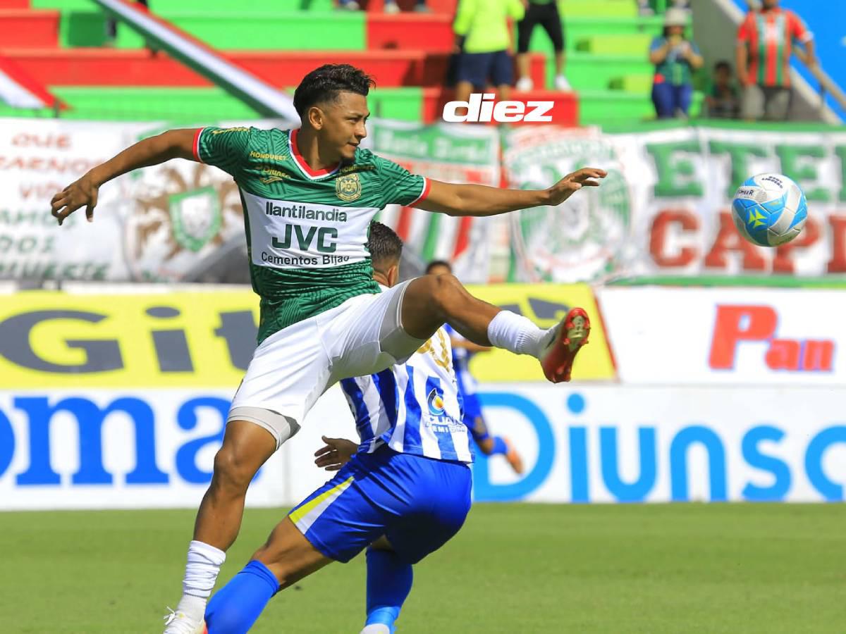 Alexy Vega recibiendo la marca personal de Marcelo Espinal.
