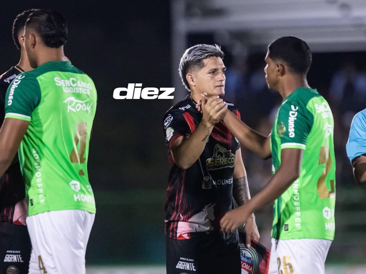 El saludo entre los jugadores previo al inicio del encuentro.