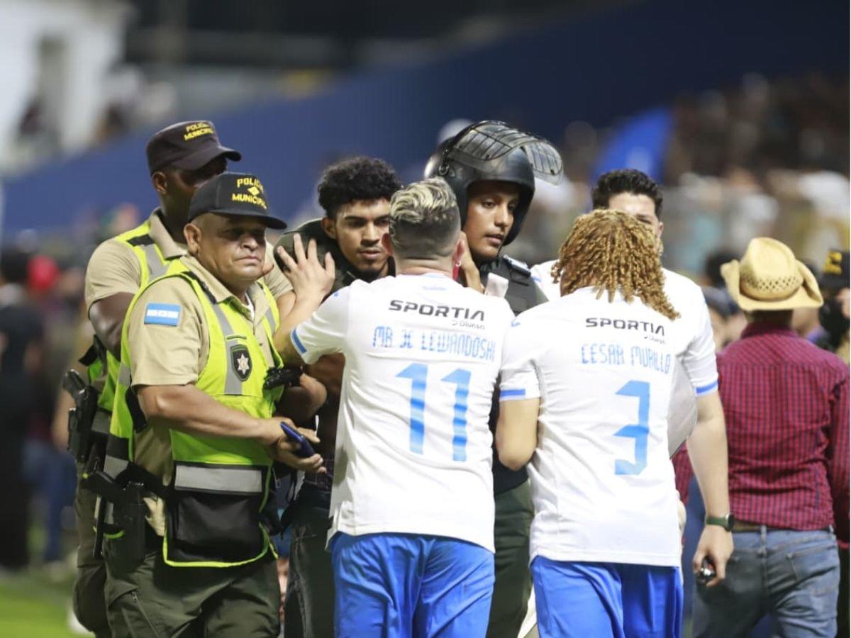 Prensa de El Salvador denuncia trampa y malos tratos de aficionados hondureños en juego de tiktokers: quedaron mal