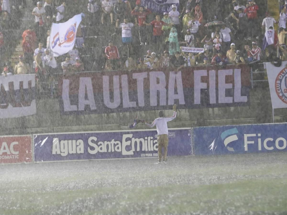La polémica jugada de Olimpia que reclama Patón, diluvios en los estadios y las bellas modelos que se mojaron en Choluteca