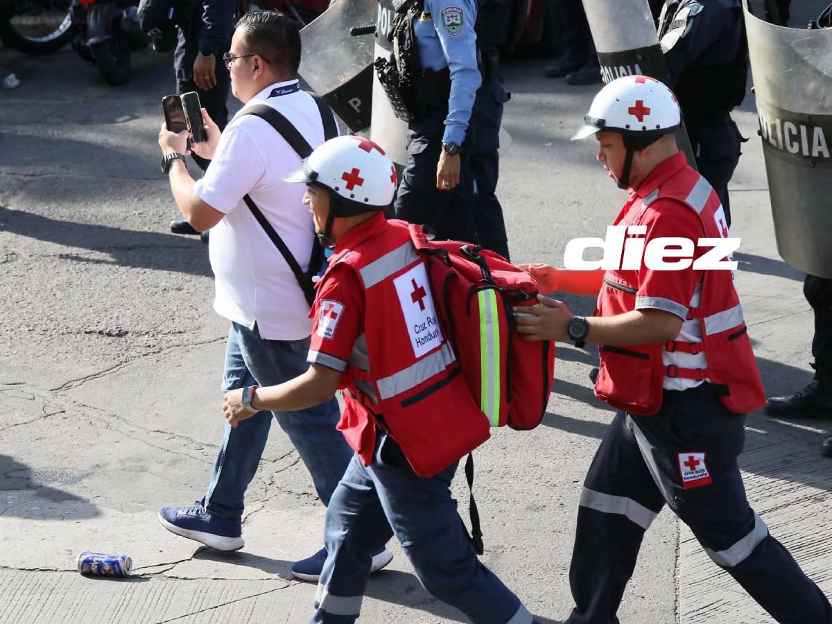 Cruz Roja corren para atender a los heridos.