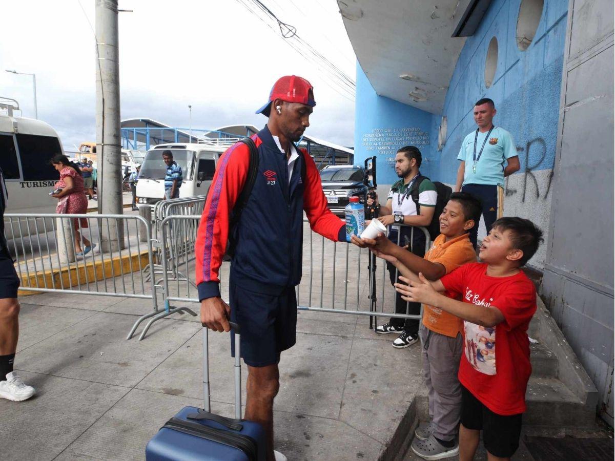¿Quién era la chica de verde? Derroche de bellezas en la previa del Olimpia-Motagua, ¡Bengtson fue sorprendido!
