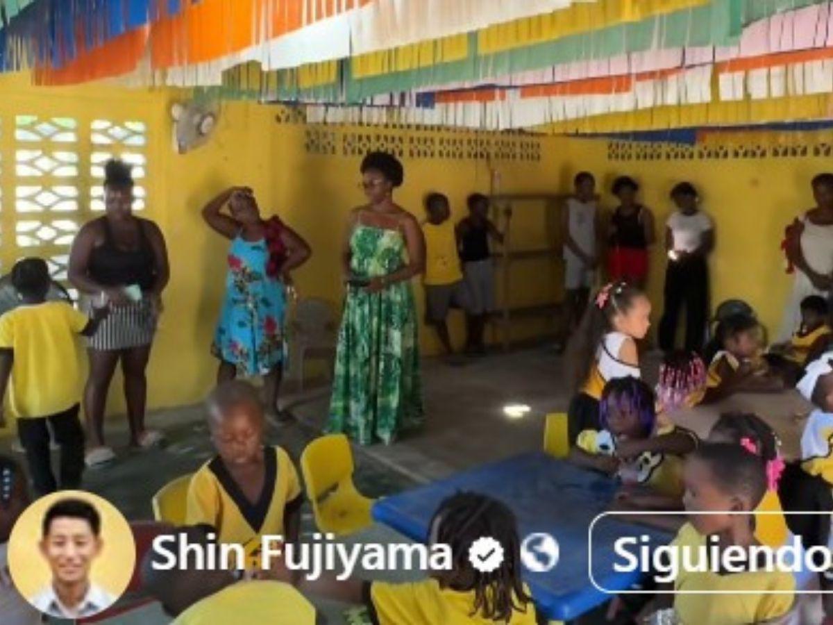 Alberth Elis sorprende a los niños de su pueblo y se une a Shin Fujiyama para reconstruir un kínder