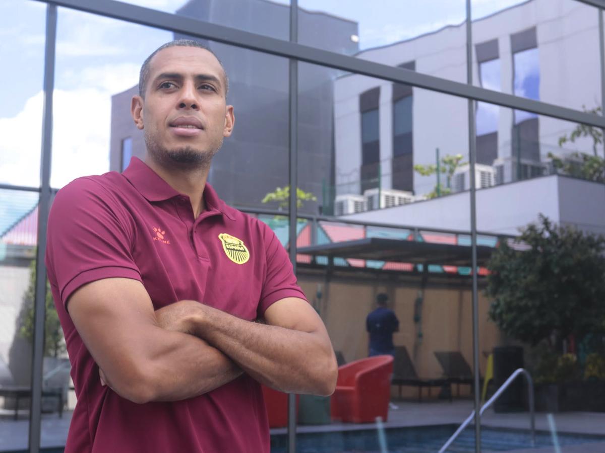 Eddie Hernández posando para el lente de DIEZ en Aloft. FOTOS: Neptalí Romero / DIEZ.HN