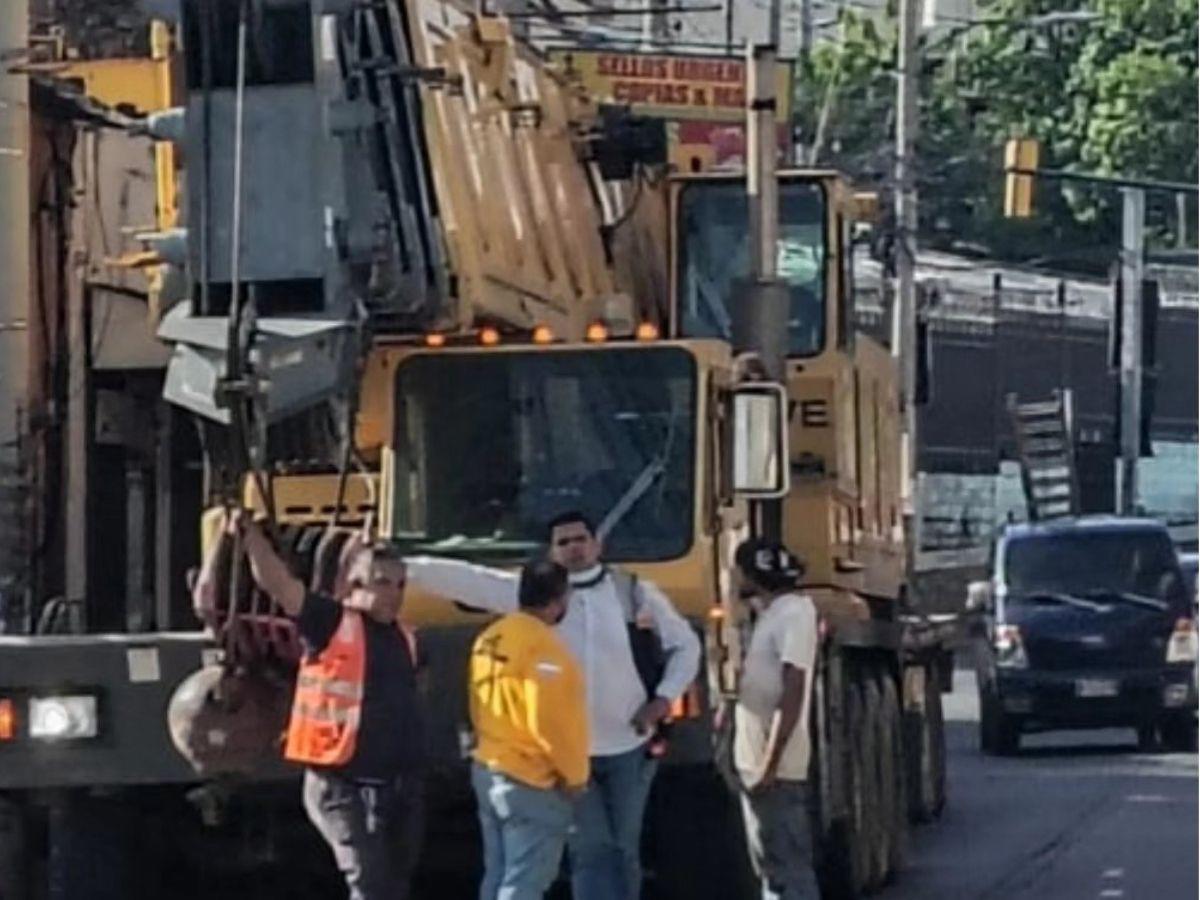 Grúa de 90 toneladas se instala en el Estadio Nacional para levantar el moderno techo en sol centro