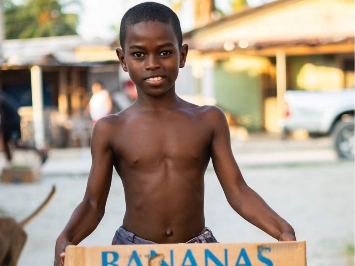 Para ponerse de pie: Fundación de Alberth Elis sorprende con donación a catrachos de cuatro ciudades de Honduras