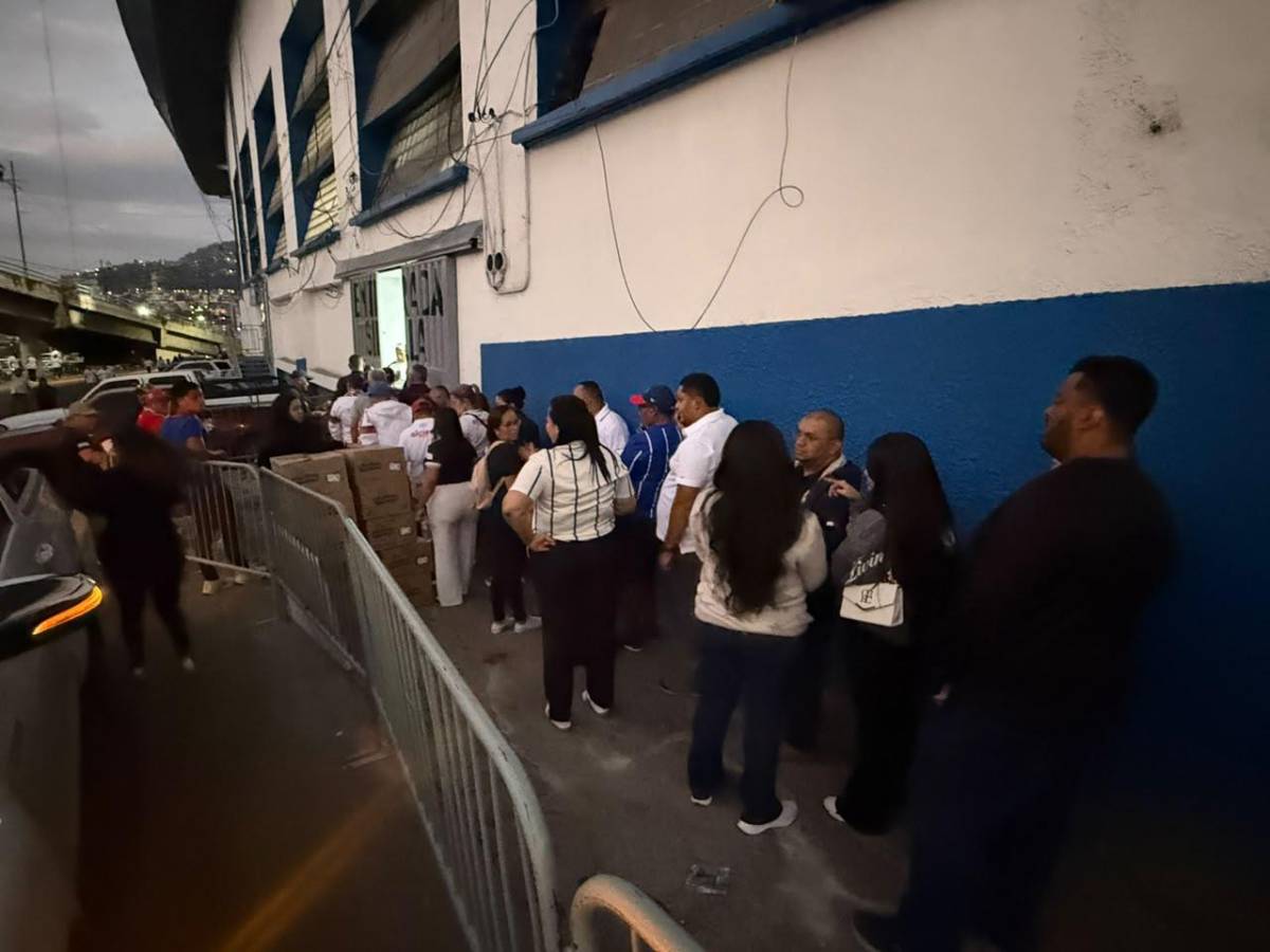 Regalo de la Ultra Fiel a los aficionados y largas filas: así se vive el Olimpia-Cartaginés