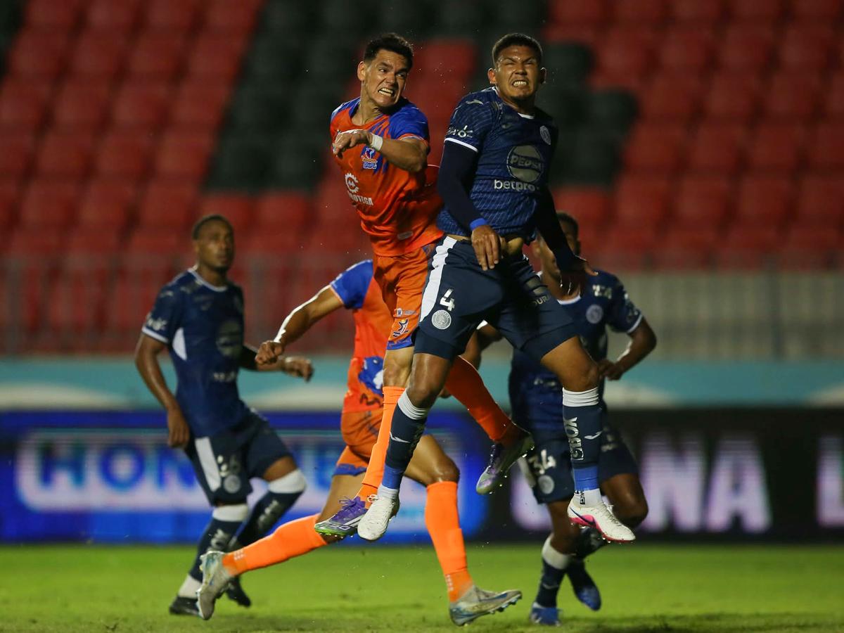 Roberto Moreira buscaba anotarle al Motagua su gol 101 en el fútbol hondureño. FOTO: Emilio Flores