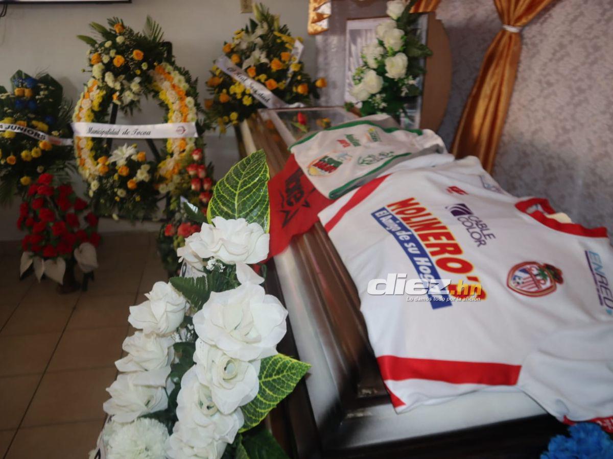 Exjugador derramó lágrimas: Futbolistas y directivos lloran el adiós en velatorio de Hermelindo Cantarero