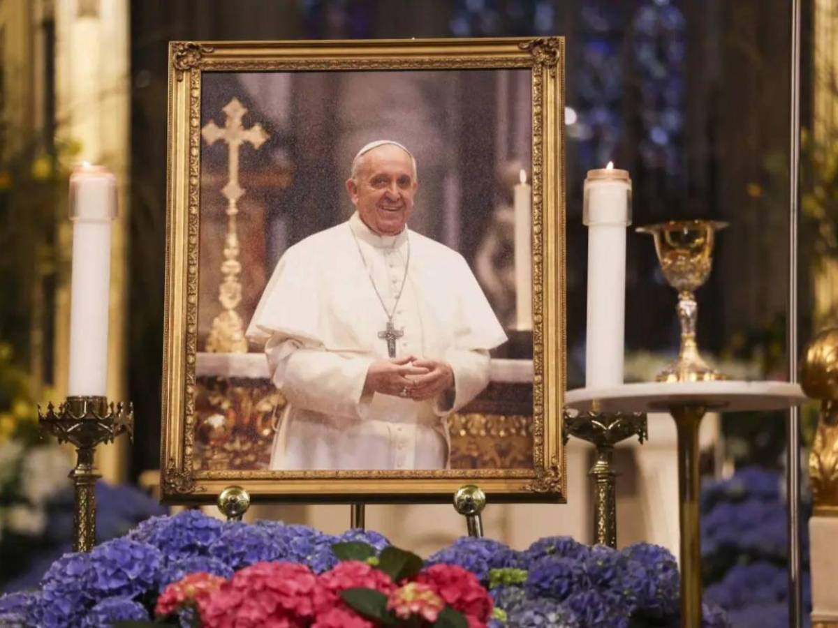 El Vaticano publicó las imágenes del papa Francisco en un ataúd de madera y confirma la fecha de su funeral
