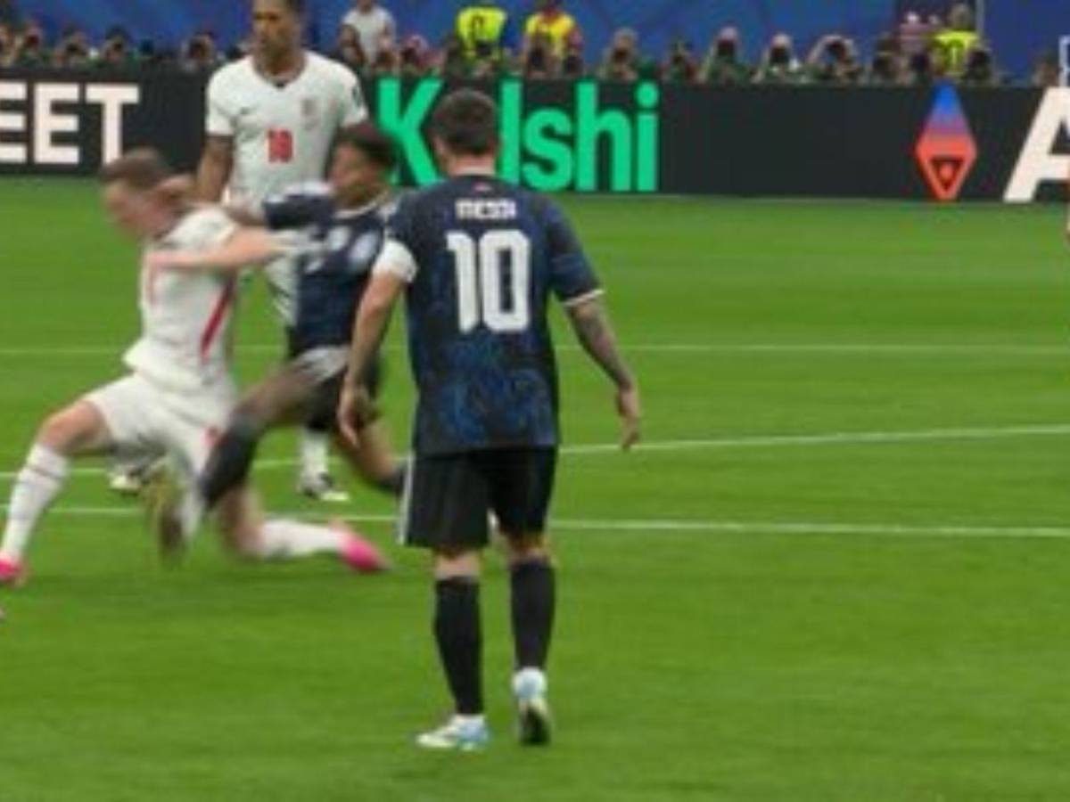 La roja que el VAR no revisó, la salvada del partido y magia de Messi con Argentina