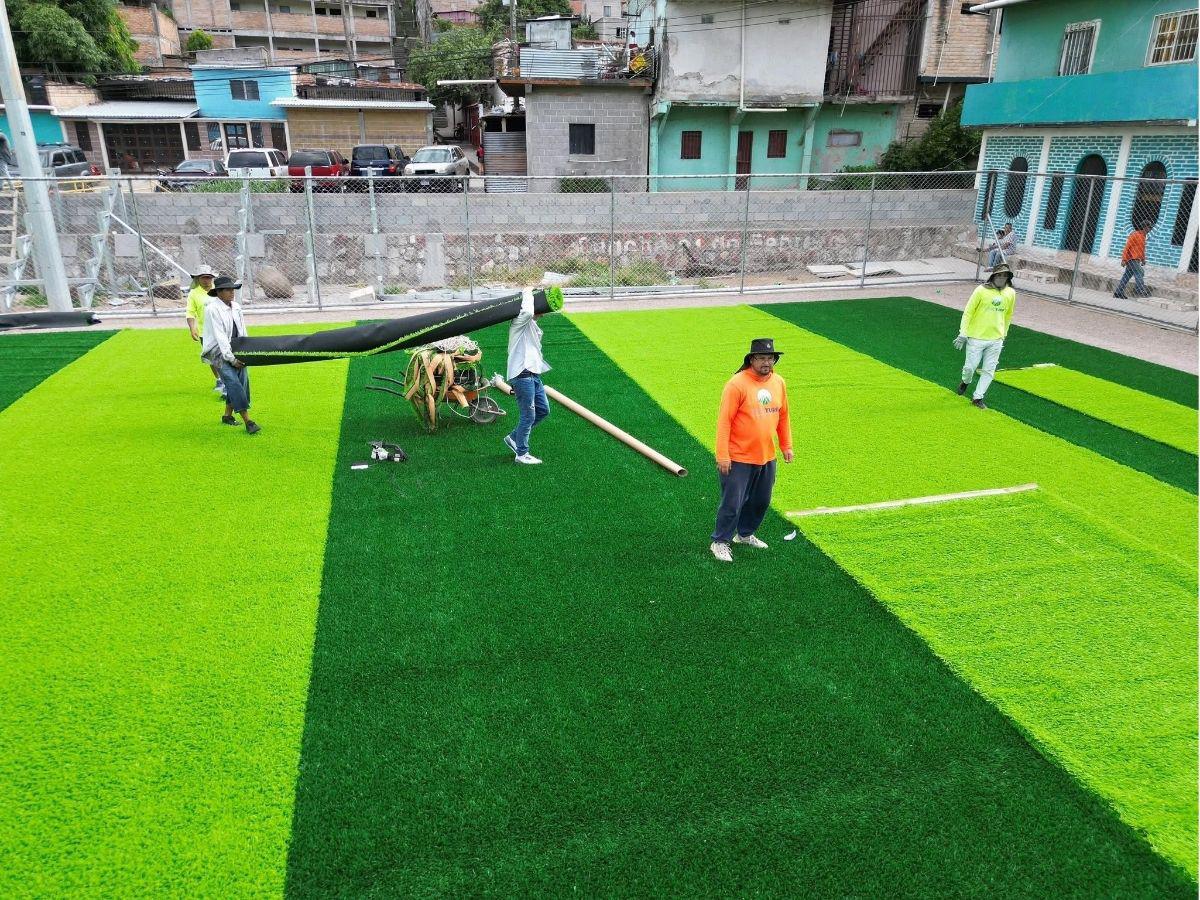 En fotos: Condepor supervisa avances de la construcción de moderna cancha sintética en popular colonia de Tegucigalpa